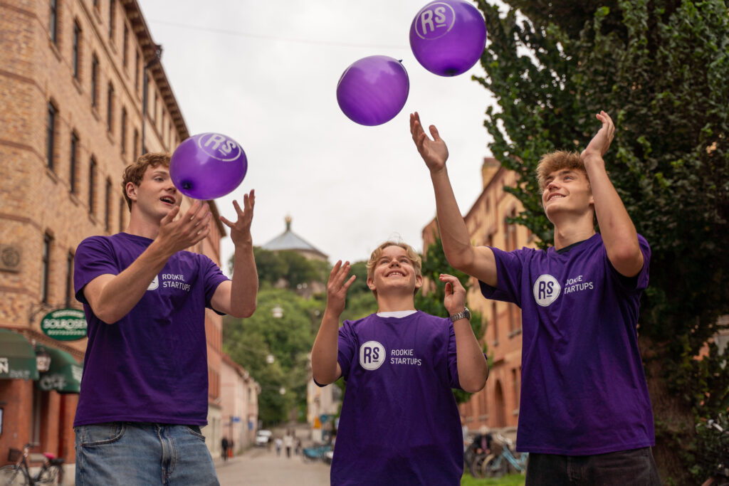 Rookie Startups sommarjobbare som kastar upp ballonger i luften